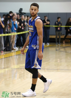 under armour curry 4 low低幫版白金配色上腳怎么樣？