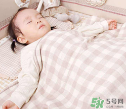 夏天寶寶發(fā)燒能開空調(diào)嗎？寶寶發(fā)燒能不能吹空調(diào)？