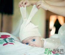 寶寶發(fā)燒是用熱毛巾還是冷毛巾敷？寶寶發(fā)燒用什么毛巾敷？