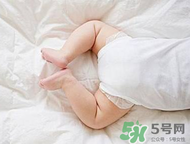 寶寶發(fā)燒是用熱毛巾還是冷毛巾敷？寶寶發(fā)燒用什么毛巾敷？