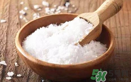 食鹽發(fā)藍怎么回事？食鹽中一般會添加什么食品添加劑