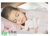 寶寶需要枕頭嗎？寶寶多大可以用枕頭？