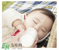 母乳寶寶要比喂奶粉的寶寶體質(zhì)好嗎 母乳比奶粉營養(yǎng)嗎？