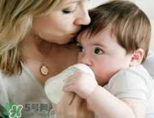 母乳寶寶要比喂奶粉的寶寶體質(zhì)好嗎 母乳比奶粉營養(yǎng)嗎？