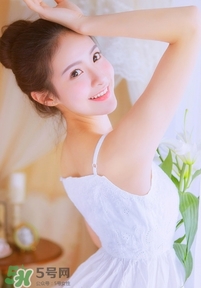 化完妝臉上出油是什么原因？化完妝臉上出油怎么辦？