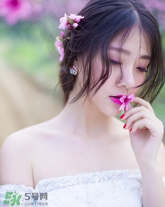 化完妝臉上出油是什么原因？化完妝臉上出油怎么辦？