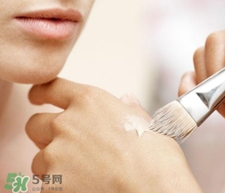 化妝后臉癢是怎么回事？化妝后臉癢怎么辦？