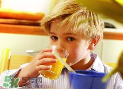 男童愛(ài)喝飲料喉嚨布滿(mǎn)鵝卵石 兒童愛(ài)喝飲料的危害