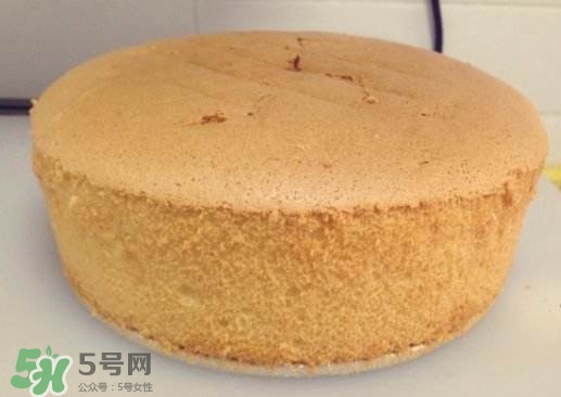 戚風(fēng)蛋糕怎么做才松軟？戚風(fēng)蛋糕怎么切開