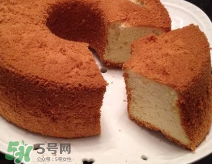 戚風(fēng)蛋糕為什么要倒扣？戚風(fēng)蛋糕倒扣方法