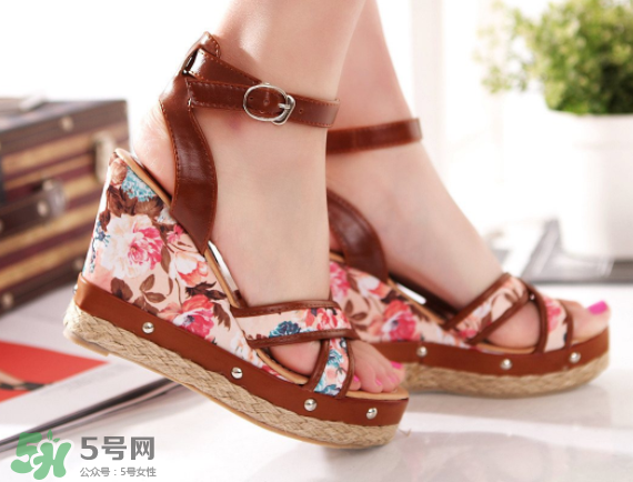 夏天穿涼鞋腳出汗怎么辦？夏天穿涼鞋腳臭怎么辦？