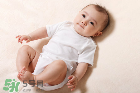 母乳喂養(yǎng)胸部一大一小怎么辦？母乳喂養(yǎng)會(huì)導(dǎo)致胸不對(duì)稱嗎？