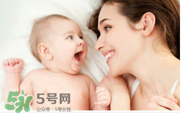 母乳喂養(yǎng)胸部一大一小怎么辦？母乳喂養(yǎng)會(huì)導(dǎo)致胸不對(duì)稱嗎？