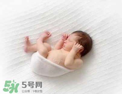 新生兒能用母乳洗臉嗎？新生兒能用母乳擦臉嗎？