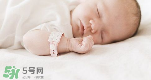 新生兒能用母乳洗臉嗎？新生兒能用母乳擦臉嗎？