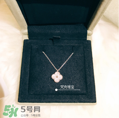 梵克雅寶四葉草項(xiàng)鏈?zhǔn)鞘裁床馁|(zhì)？四葉草項(xiàng)鏈材質(zhì)介紹