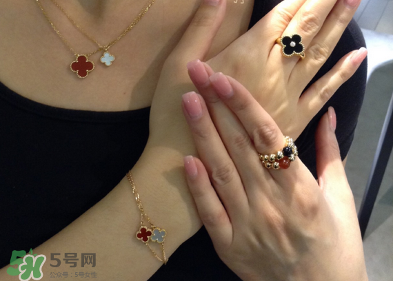 梵克雅寶四葉草項(xiàng)鏈?zhǔn)鞘裁床馁|(zhì)？四葉草項(xiàng)鏈材質(zhì)介紹