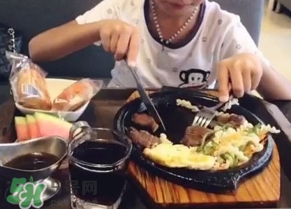 牛排是左手拿刀還是右手？吃牛排的正確方法
