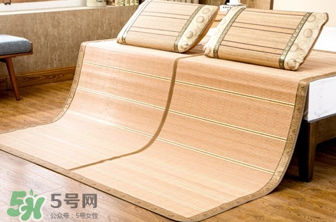 夏天擦涼席用熱水還是用冷水？涼席來年用時(shí)注意什么