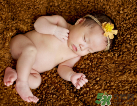 新生兒吃母乳一次吃多久？新生兒吃母乳一次十分鐘正常嗎？