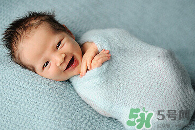 新生兒吃母乳一次吃多久？新生兒吃母乳一次十分鐘正常嗎？