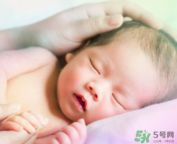 新生兒吃母乳一次吃多久？新生兒吃母乳一次十分鐘正常嗎？