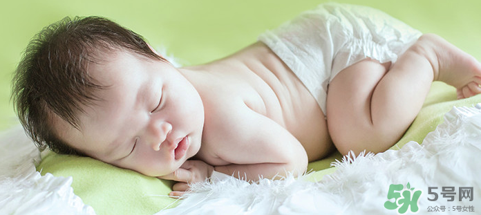 新生兒吃母乳需要喝水嗎？新生兒需不需要要喝水？