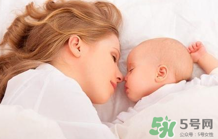 新生兒吃母乳需要喝水嗎？新生兒需不需要要喝水？