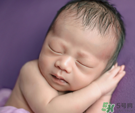新生兒吃母乳拉稀是怎么回事？新生兒吃母乳拉稀怎么辦？