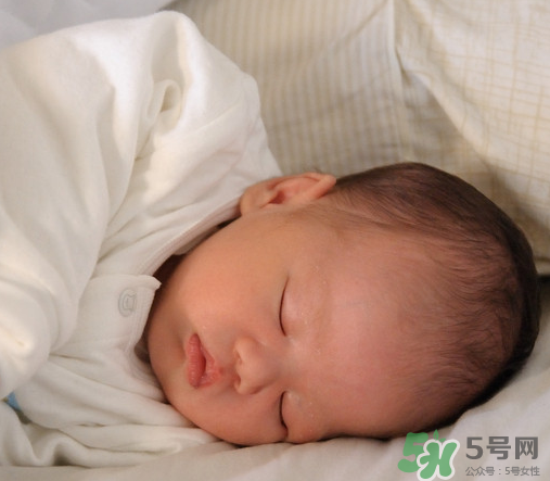 新生兒吃母乳拉稀是怎么回事？新生兒吃母乳拉稀怎么辦？