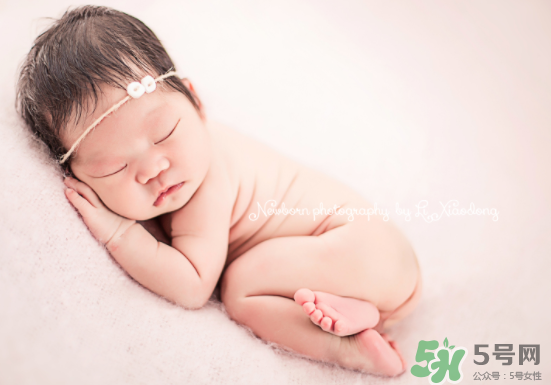 新生兒吃母乳一天拉幾次正常？新生兒吃母乳的排便規(guī)律