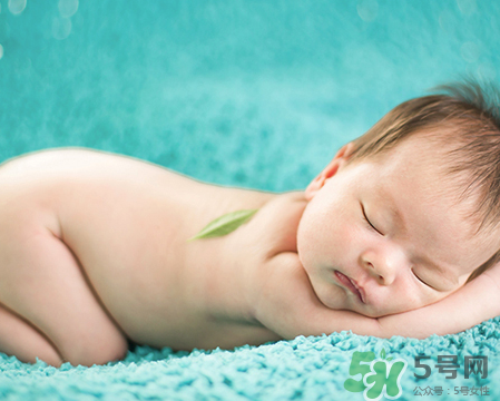 新生兒吃母乳拉奶瓣是怎么回事？新生兒吃母乳會拉奶瓣嗎？