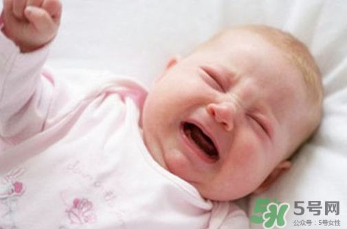 新生兒吃母乳拉奶瓣是怎么回事？新生兒吃母乳會拉奶瓣嗎？