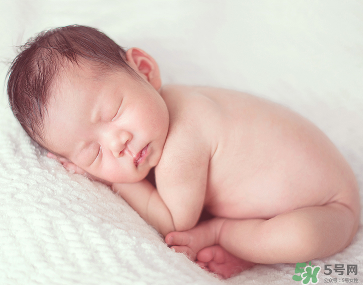新生兒吃母乳拉奶瓣是怎么回事？新生兒吃母乳會拉奶瓣嗎？