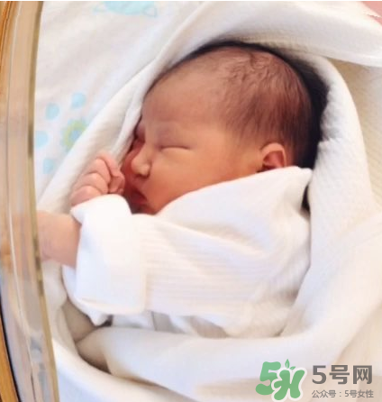 新生兒吃母乳會撐到嗎？新生兒吃母乳會吃撐嗎？