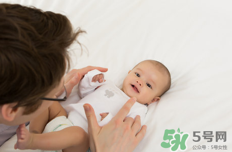 新生兒吃母乳放屁拉稀正常嗎？新生兒吃母乳拉黃水正常嗎？
