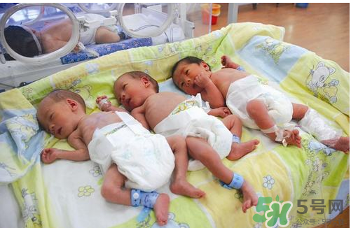 新生兒吃母乳放屁拉稀正常嗎？新生兒吃母乳拉黃水正常嗎？