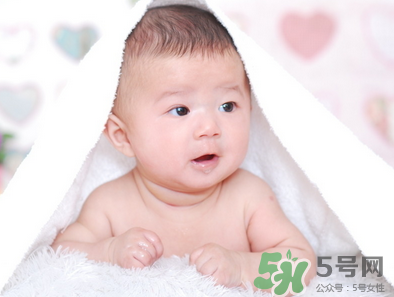 新生兒吃母乳放屁拉稀正常嗎？新生兒吃母乳拉黃水正常嗎？