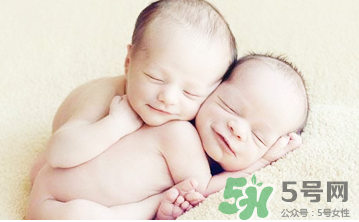 新生兒吃母乳放屁拉稀正常嗎？新生兒吃母乳拉黃水正常嗎？