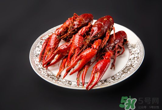 做麻辣小龍蝦放什么調(diào)料？麻辣小龍蝦可以放什么菜？
