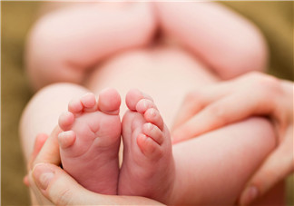 新生兒吃母乳拉奶瓣是怎么回事？新生兒吃母乳會(huì)拉奶瓣嗎？