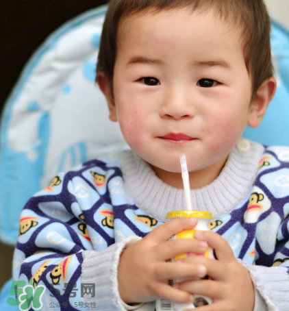 兒童能喝老年人奶粉嗎？老年人奶粉小孩能不能喝？