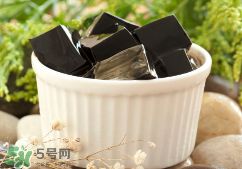 龜苓膏是烏龜做的嗎？龜苓膏是什么做的？