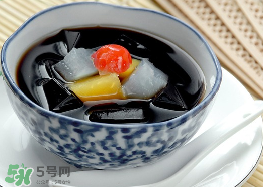 龜苓膏是烏龜做的嗎？龜苓膏是什么做的？