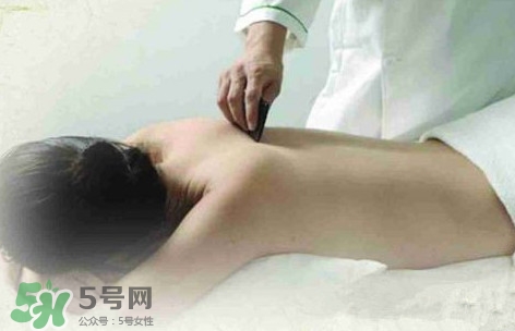 刮痧痛嗎？刮痧疼還是拔罐疼