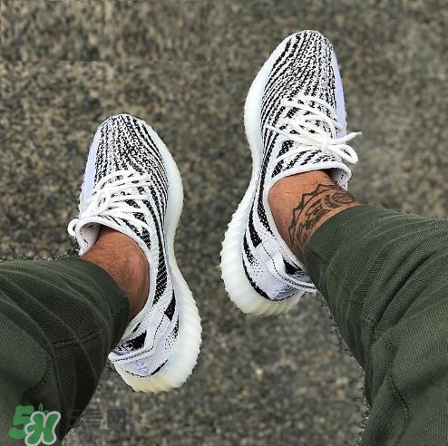 adidas yeezy 350 v2 boost zebra白斑馬市場價(jià)多少錢？