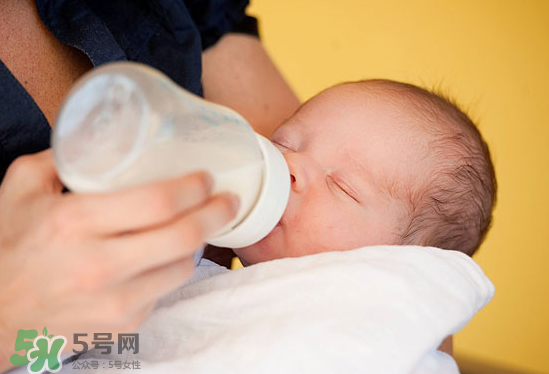 嬰兒吐奶和嘔吐的區(qū)別？怎么判斷嬰兒是吐奶還是嘔吐？