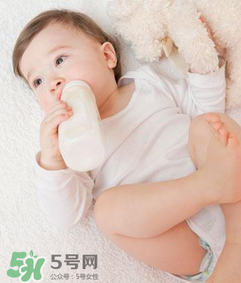 嬰兒吐奶和嘔吐的區(qū)別？怎么判斷嬰兒是吐奶還是嘔吐？