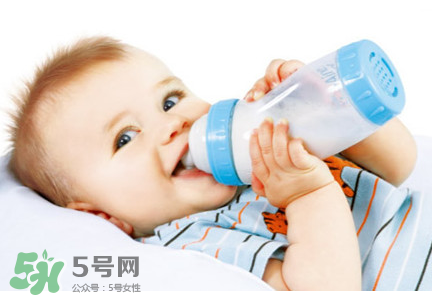 嬰兒吐奶和奶粉有關(guān)系嗎？嬰兒吐奶需要換奶粉嗎？