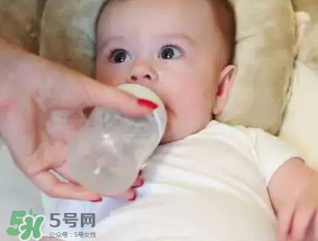 嬰兒吐奶有黃水怎么辦？嬰兒吐奶會吐黃水嗎？